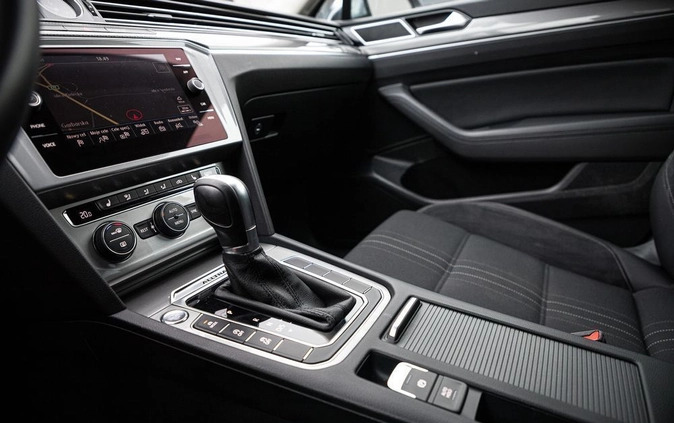 Volkswagen Passat cena 81900 przebieg: 191000, rok produkcji 2017 z Kowal małe 301
